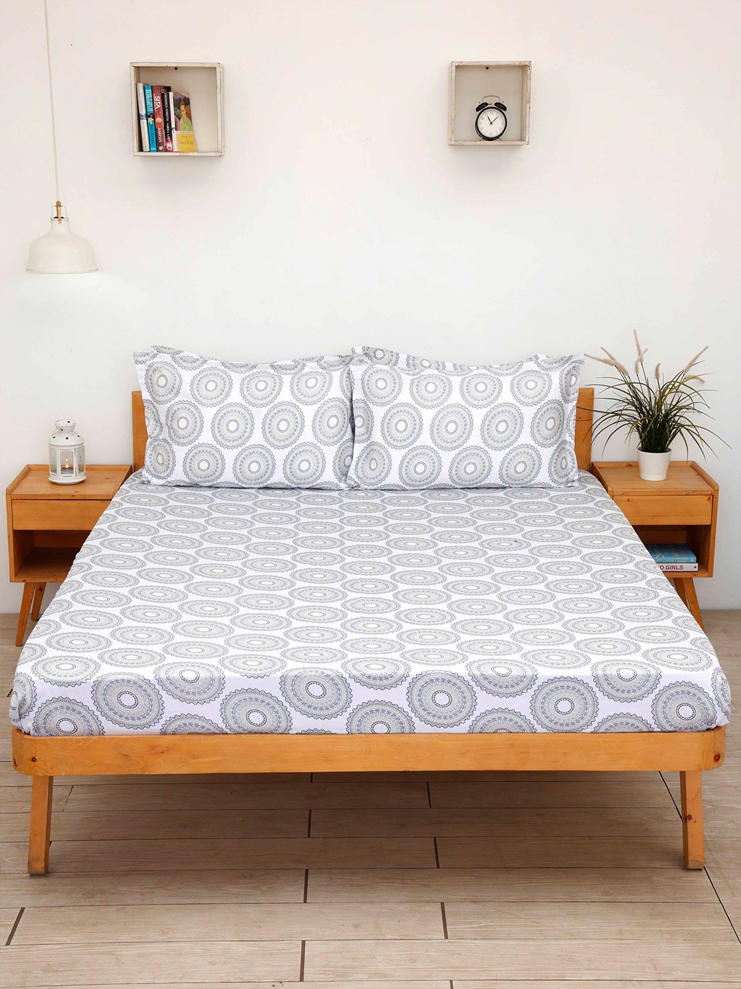Ariana Grey & Off White Ethnic Motifs 260 TC Flat Cotton King Bedsheet & 2 Pillow Covers
Ariana Grey & Off White Ethnic Motifs 260 TC Flat Cotton King Bedsheet & 2 Pillow Covers