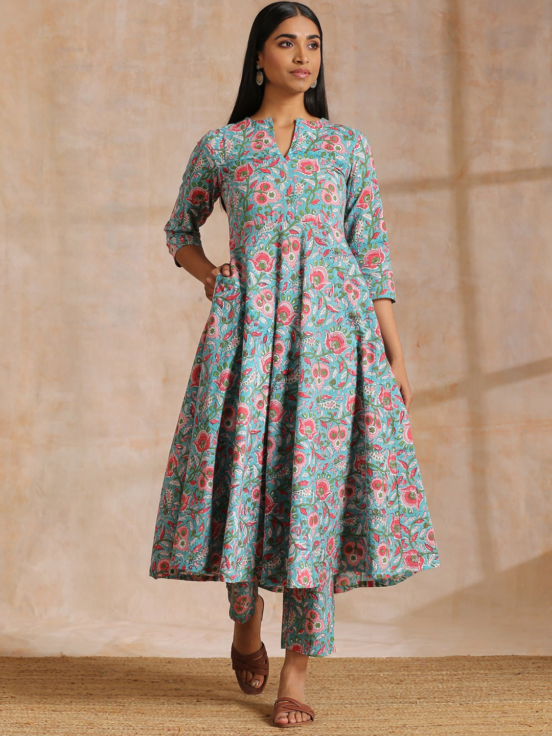 trueBrowns Floral Printed Notch Neck Pure Cotton Anarkali Kurta with Trousers, Sea green
trueBrowns Floral Printed Notch Neck Pure Cotton Anarkali Kurta with Trousers, Sea green