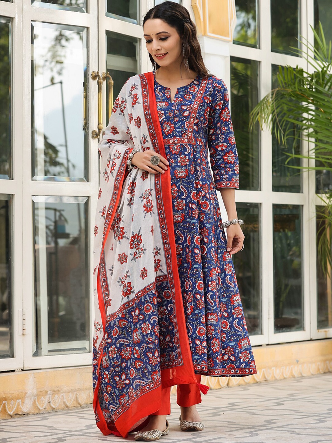 Rain & Rainbow Floral Printed Sequinned Pure Cotton Kurta with Trousers & Dupatta, Navy blue
Rain & Rainbow Floral Printed Sequinned Pure Cotton Kurta with Trousers & Dupatta, Navy blue
