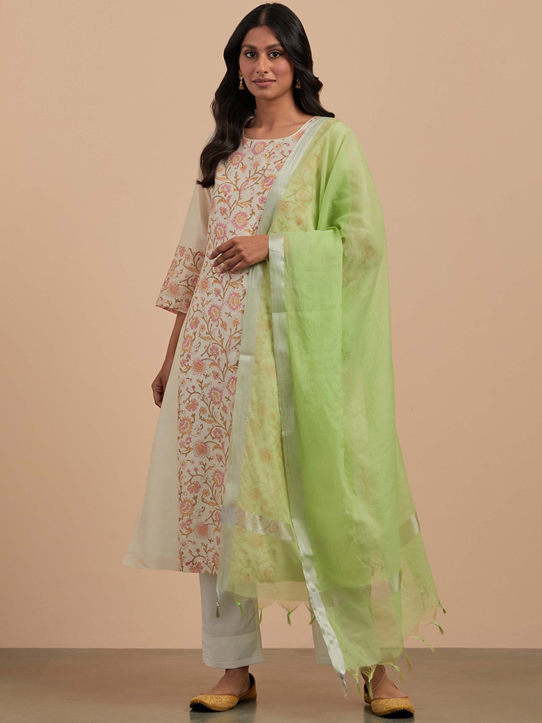 SMRITI GUPTA Ethnic Motifs Hand Block Printed Chanderi Silk Panelled Kurta, Off white
SMRITI GUPTA Ethnic Motifs Hand Block Printed Chanderi Silk Panelled Kurta, Off white