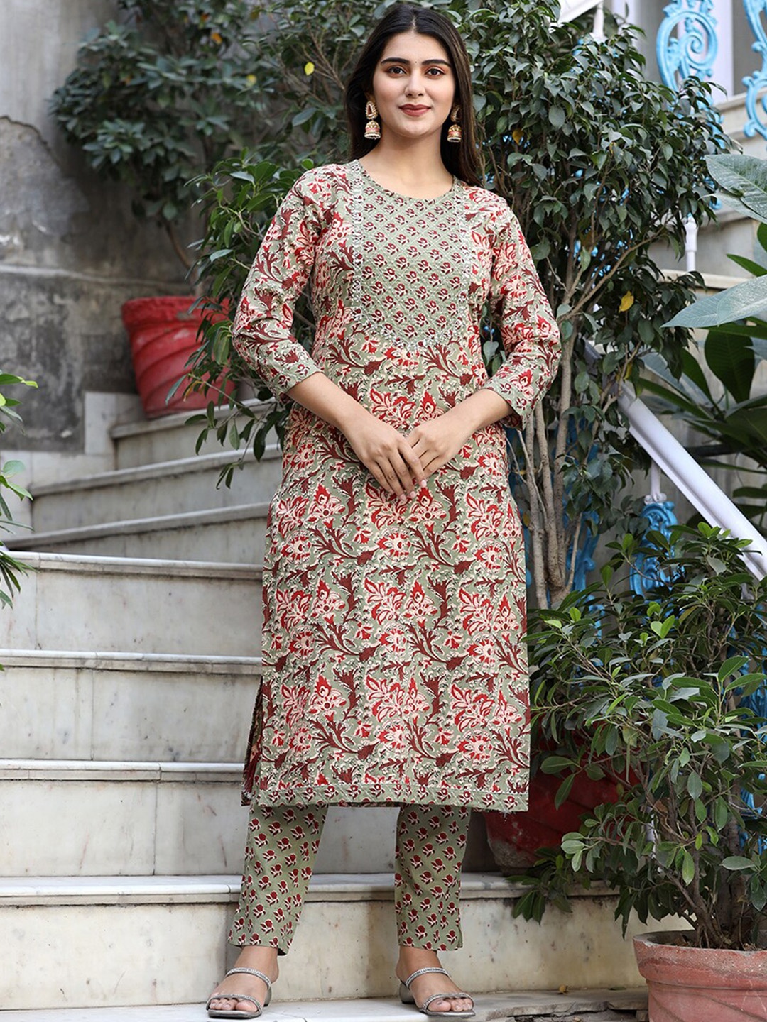 KAAJH Floral Printed Thread Work Pure Cotton Kurta with Trousers, Green
KAAJH Floral Printed Thread Work Pure Cotton Kurta with Trousers, Green