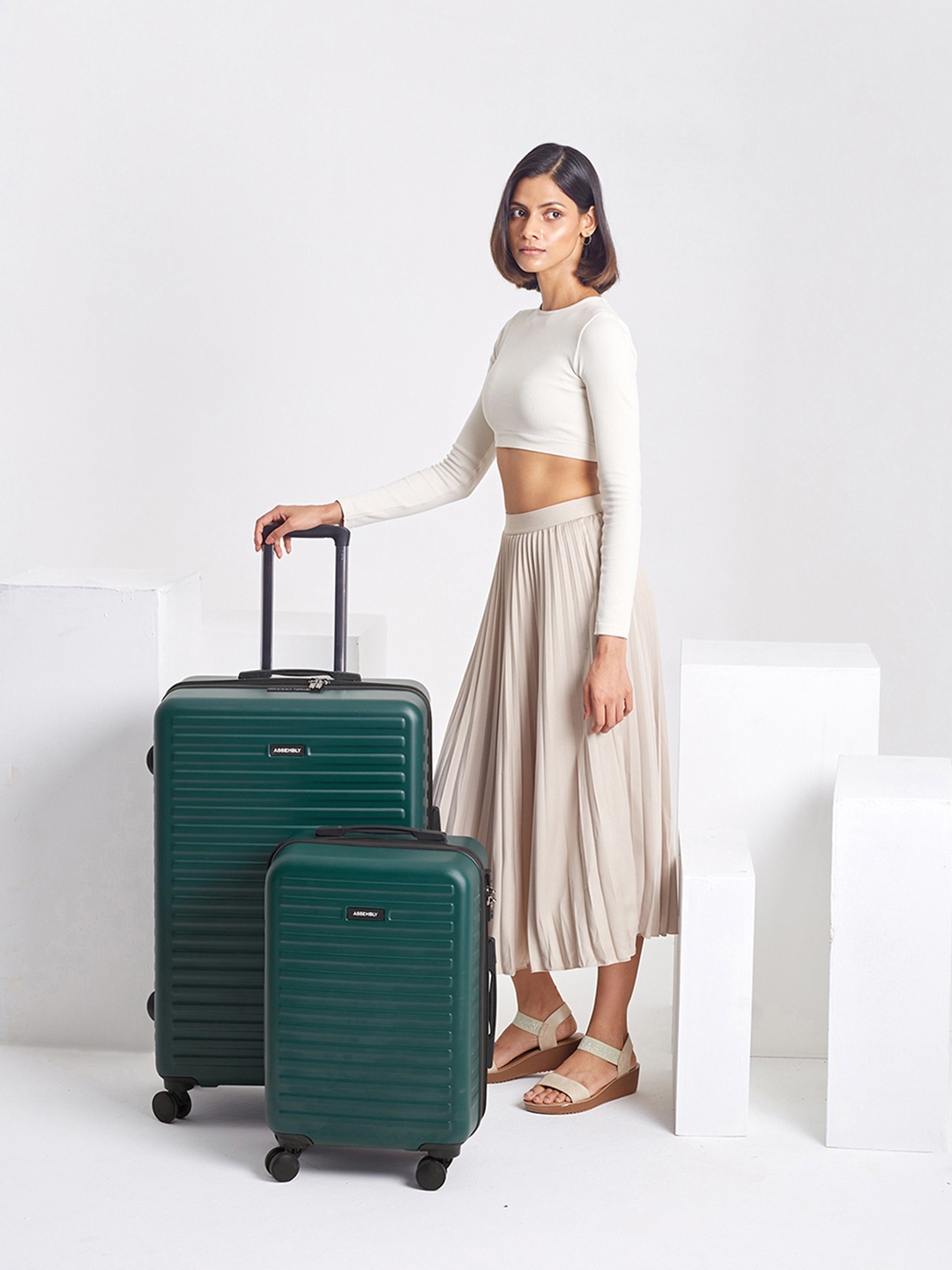 Assembly Set Of 2 Textured Hard Cabin-Sized Large-Sized Trolley Bags 40L 85L, Green
Assembly Set Of 2 Textured Hard Cabin-Sized Large-Sized Trolley Bags 40L 85L, Green