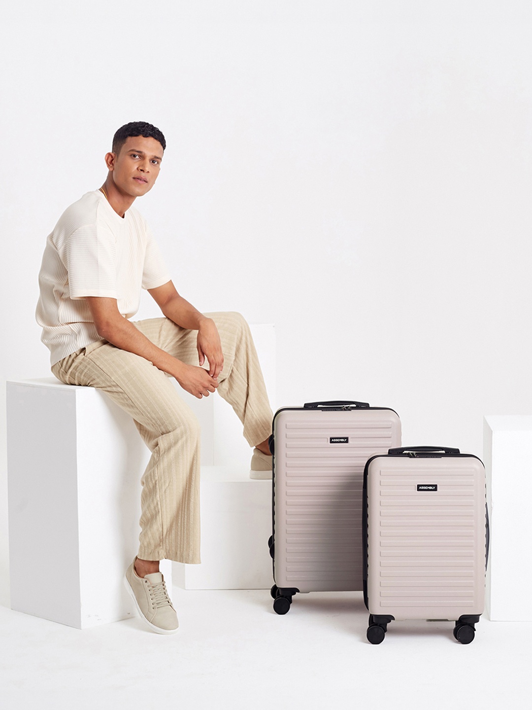 Assembly Set Of 2 Textured Hard Cabin-Sized Medium-Sized Trolley Bags 40L 60L, Pink
Assembly Set Of 2 Textured Hard Cabin-Sized Medium-Sized Trolley Bags 40L 60L, Pink
