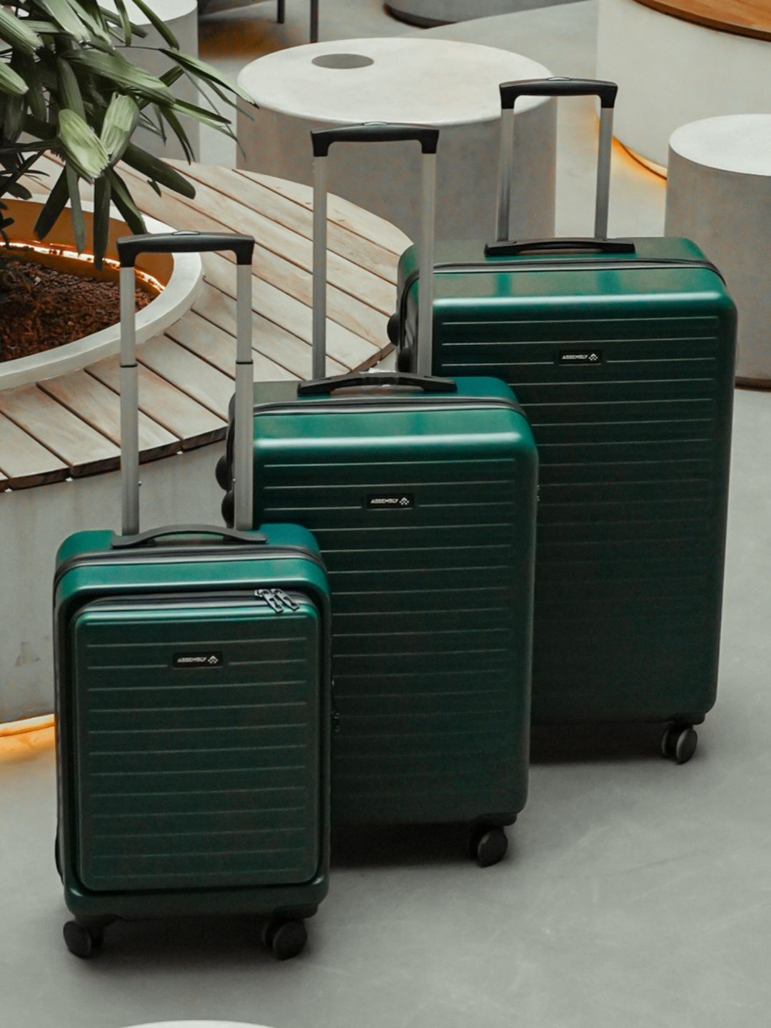 Assembly Set Of 3 Textured 360 Degree Rotation Hard-Sided Trolley Bags 40L, 60L 85L, Green
Assembly Set Of 3 Textured 360 Degree Rotation Hard-Sided Trolley Bags 40L, 60L 85L, Green