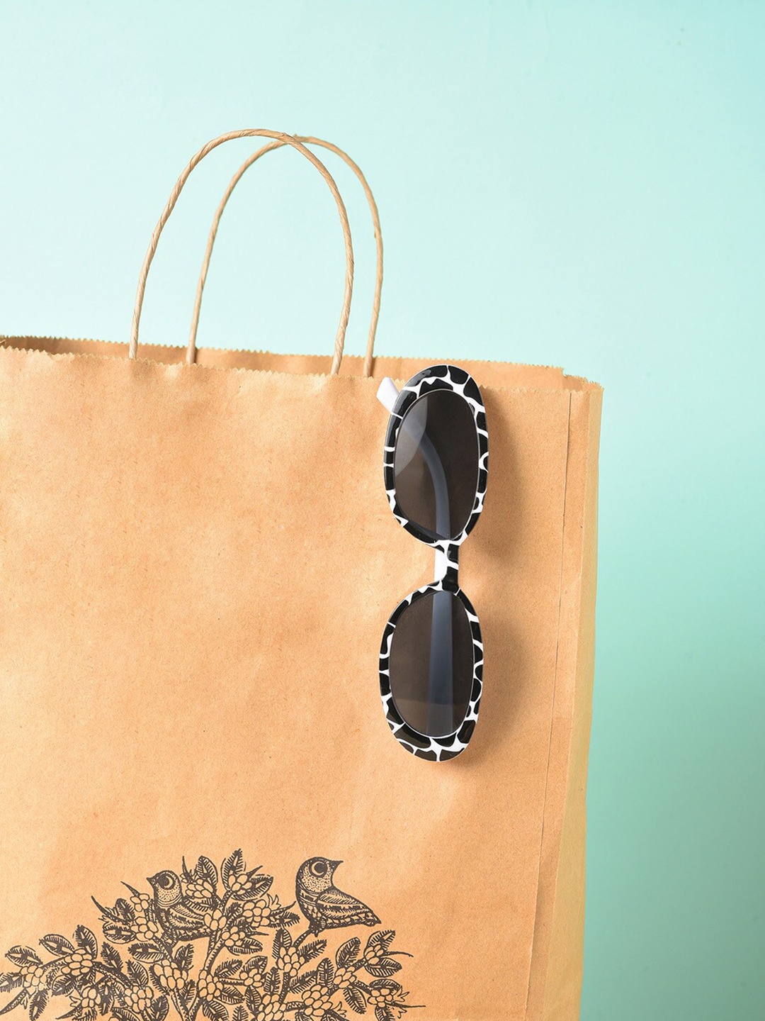 HAUTE SAUCE by Campus Sutra Women Oval Sunglasses with UV Protected Lens SUM23_HSSG1133, Black
HAUTE SAUCE by Campus Sutra Women Oval Sunglasses with UV Protected Lens SUM23_HSSG1133, Black