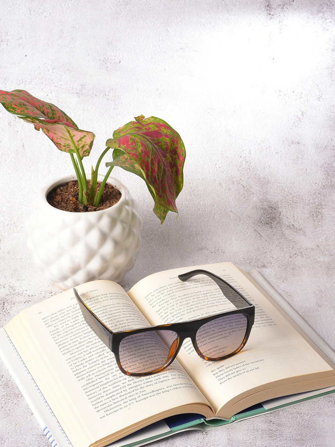 HAUTE SAUCE by Campus Sutra Women Wayfarer Sunglasses with Polarised Lens SUM23_HSSG1005, Black
HAUTE SAUCE by Campus Sutra Women Wayfarer Sunglasses with Polarised Lens SUM23_HSSG1005, Black