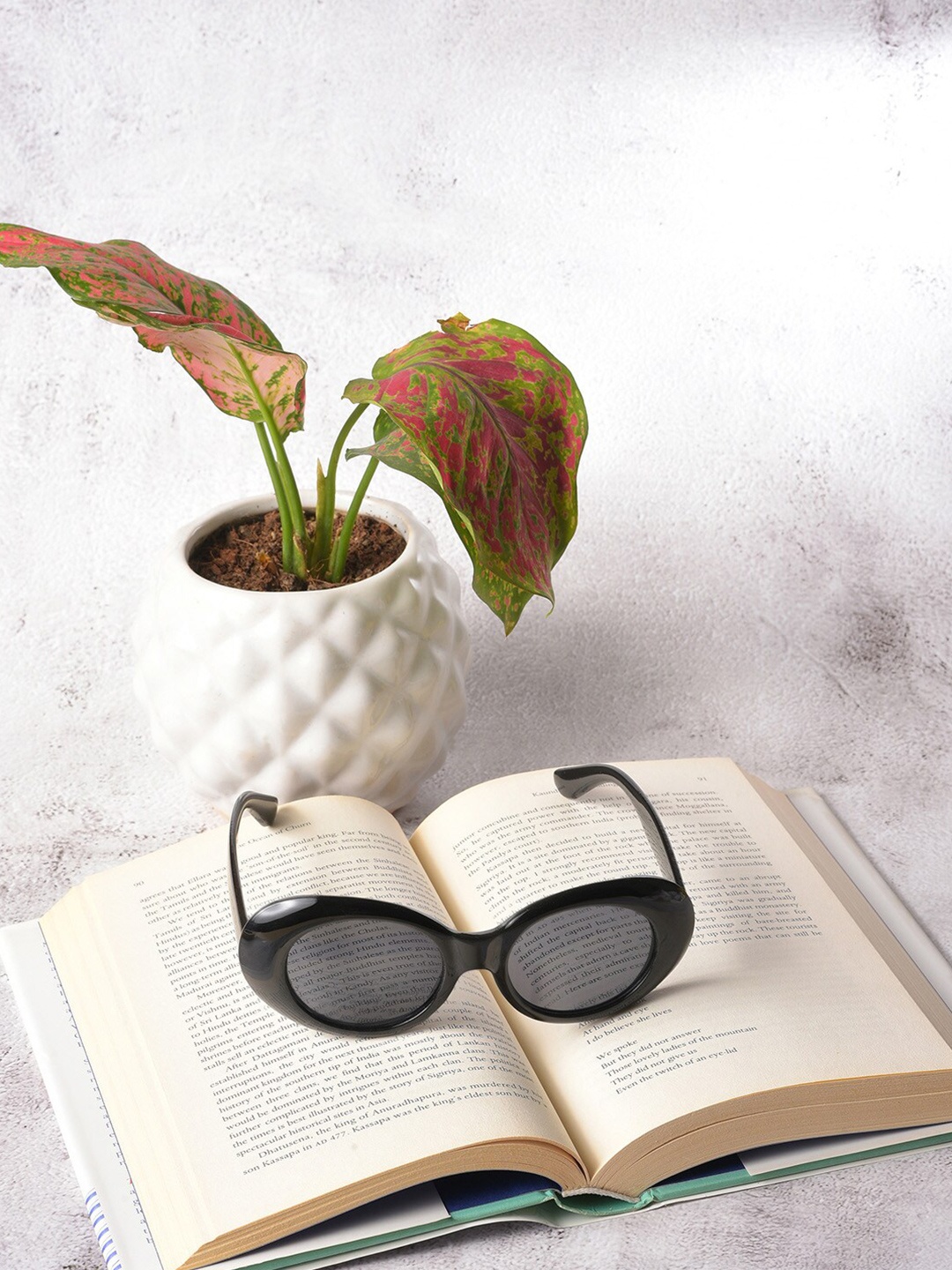 HAUTE SAUCE by Campus Sutra Women Oval Sunglass with UV Protected Lens SUM23_HSSG1077, Black
HAUTE SAUCE by Campus Sutra Women Oval Sunglass with UV Protected Lens SUM23_HSSG1077, Black