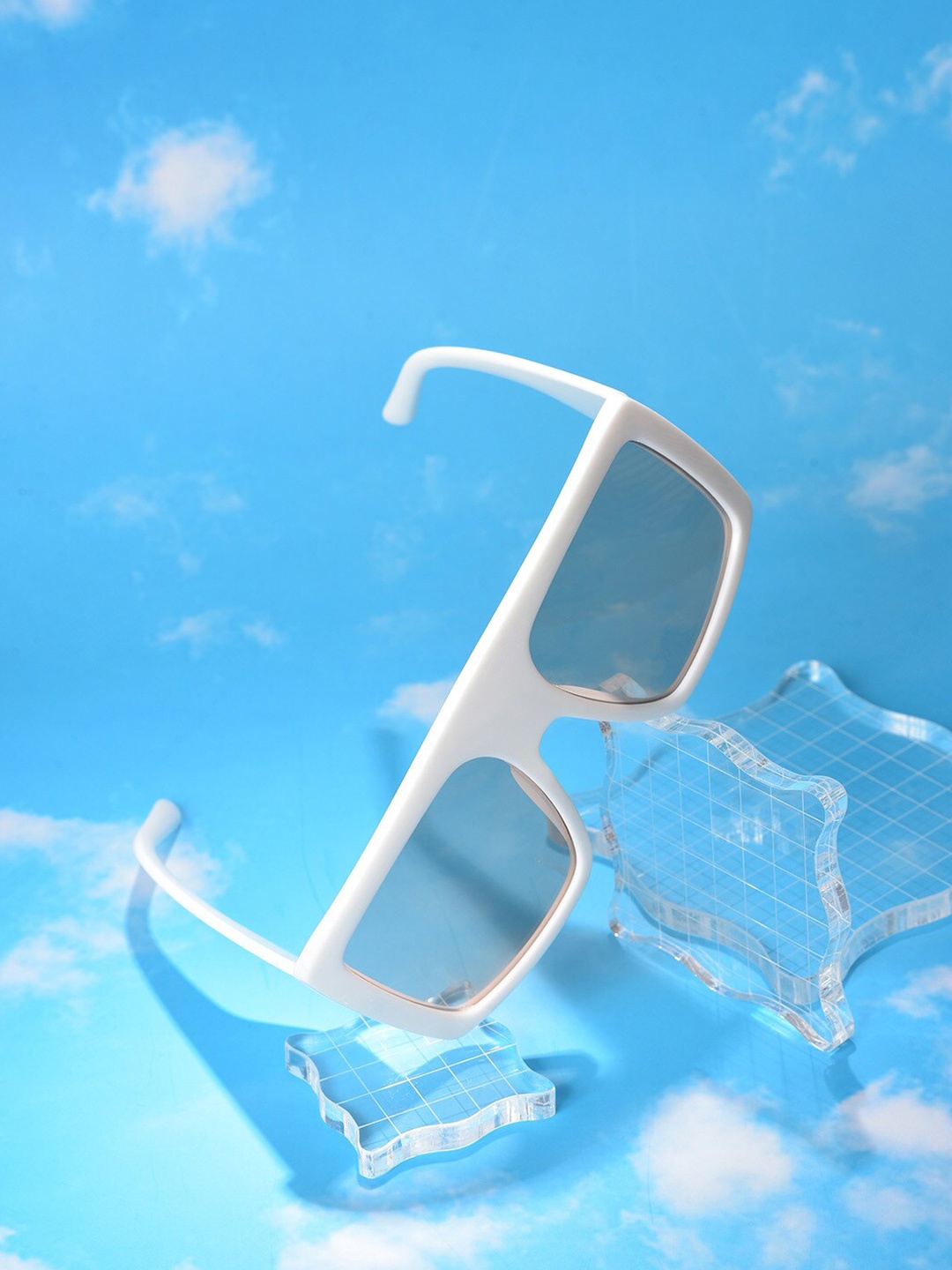 HAUTE SAUCE by Campus Sutra Women Oversized Sunglasses with Polarised Lens SUM23_HSSG1040, White
HAUTE SAUCE by Campus Sutra Women Oversized Sunglasses with Polarised Lens SUM23_HSSG1040, White