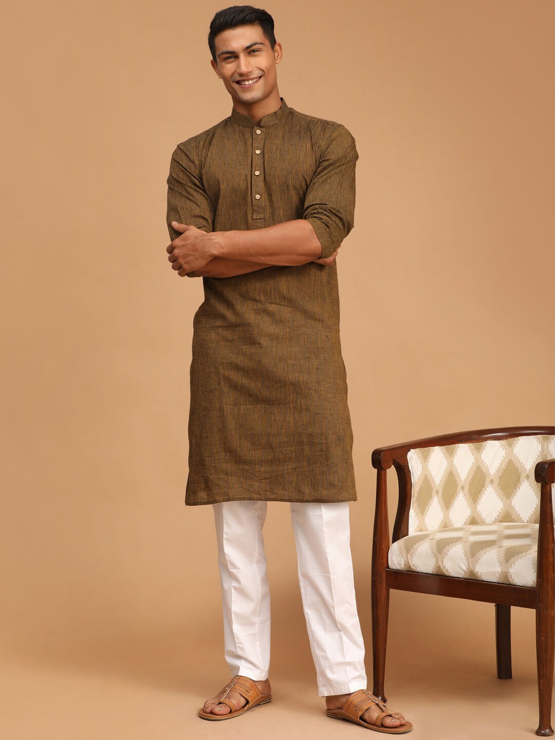 SHVAAS by VASTRAMAY Mandarin Collar Striped Pure Cotton Kurta with Pyjamas, Coffee brown
SHVAAS by VASTRAMAY Mandarin Collar Striped Pure Cotton Kurta with Pyjamas, Coffee brown