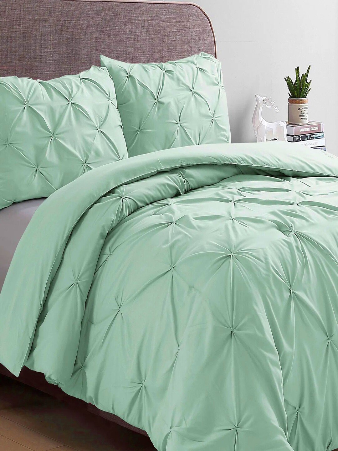 THE WHITE MOSS Marquis Luxurious Green Pleated 600GSM Double Bed Comforter & Pillow Covers
THE WHITE MOSS Marquis Luxurious Green Pleated 600GSM Double Bed Comforter & Pillow Covers