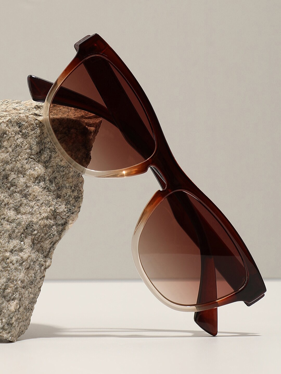 HAUTE SAUCE by Campus Sutra Women Wayfarer Sunglasses with Polarised Lens SUMR22_HSSG1403, Brown
HAUTE SAUCE by Campus Sutra Women Wayfarer Sunglasses with Polarised Lens SUMR22_HSSG1403, Brown