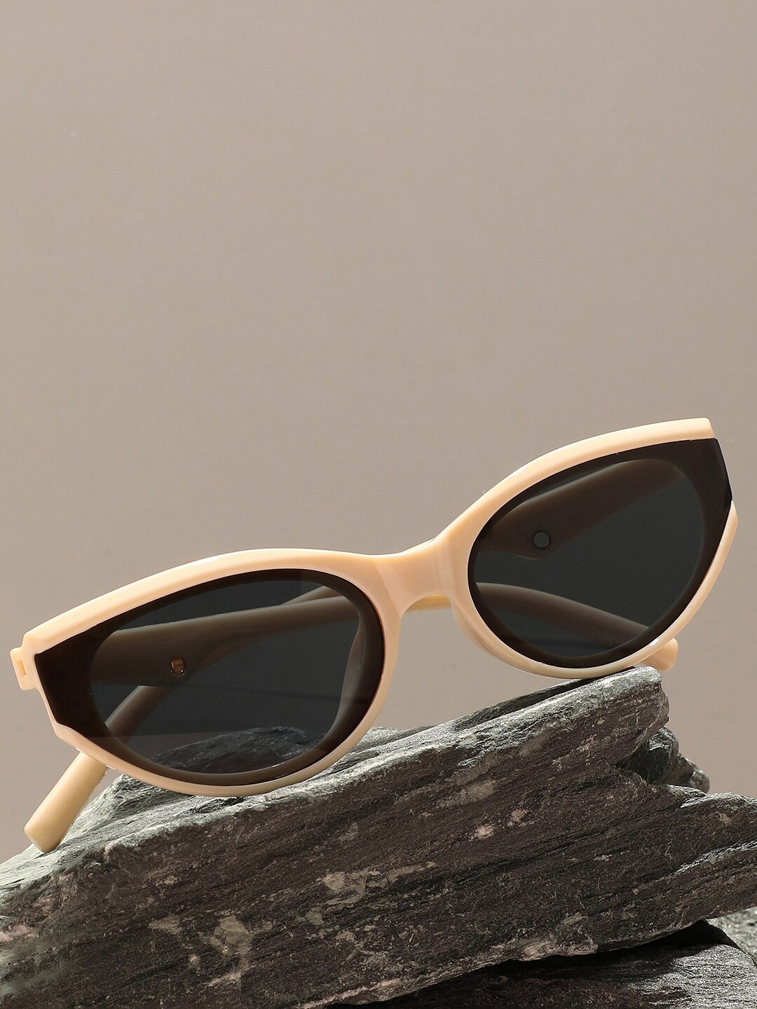 HAUTE SAUCE by Campus Sutra Women Other Sunglasses with Polarised Lens SUMR22_HSSG1369, Beige
HAUTE SAUCE by Campus Sutra Women Other Sunglasses with Polarised Lens SUMR22_HSSG1369, Beige