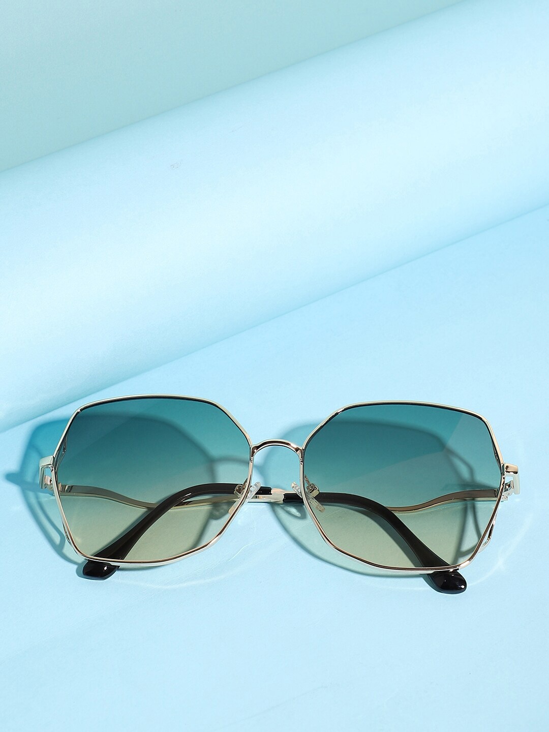 HAUTE SAUCE by Campus Sutra Women Oversized Sunglasses with Polarised Lens SUMR22_HSSG1274, Gold
HAUTE SAUCE by Campus Sutra Women Oversized Sunglasses with Polarised Lens SUMR22_HSSG1274, Gold
