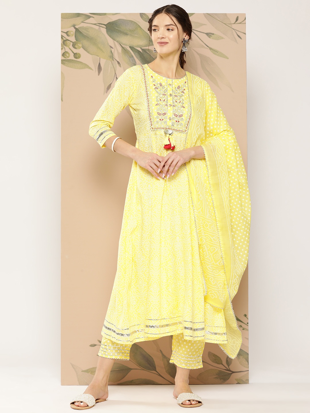 Yufta Ethnic Motifs Embroidered Regular Thread Work Kurta with Trousers & With Dupatta, Yellow
Yufta Ethnic Motifs Embroidered Regular Thread Work Kurta with Trousers & With Dupatta, Yellow