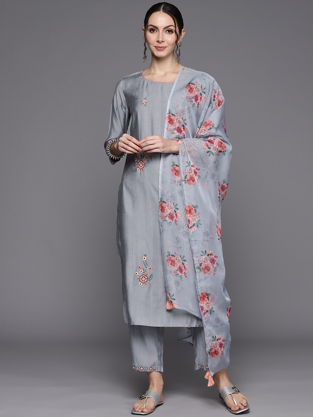 Indo Era Women Floral Embroidered Regular Thread Work Kurta with Trousers & With Dupatta, Grey
Indo Era Women Floral Embroidered Regular Thread Work Kurta with Trousers & With Dupatta, Grey