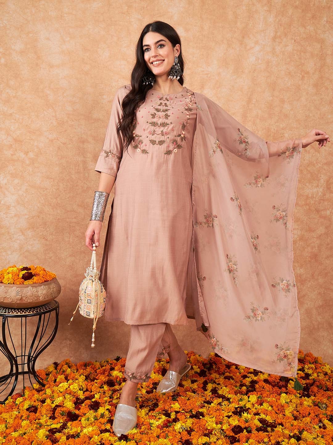 Indo Era Women Floral Embroidered Regular Thread Work Kurta with Trousers & With Dupatta, Beige
Indo Era Women Floral Embroidered Regular Thread Work Kurta with Trousers & With Dupatta, Beige