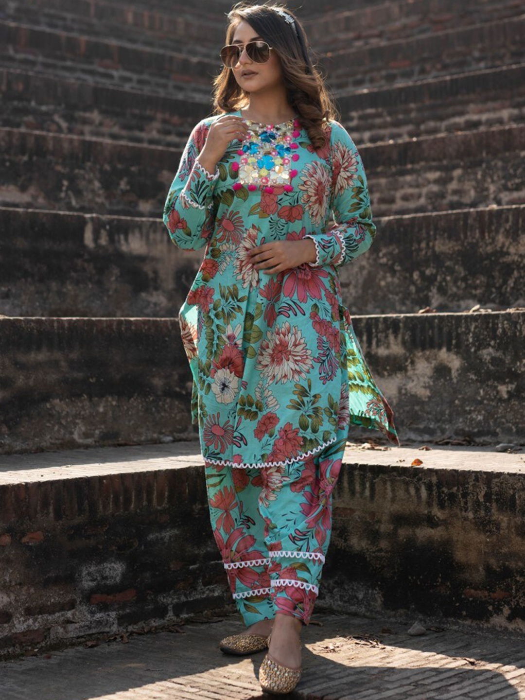 Mani Dua Khanna Floral printed Beads and Stones Pure Cotton Kurta with Trousers, Blue
Mani Dua Khanna Floral printed Beads and Stones Pure Cotton Kurta with Trousers, Blue