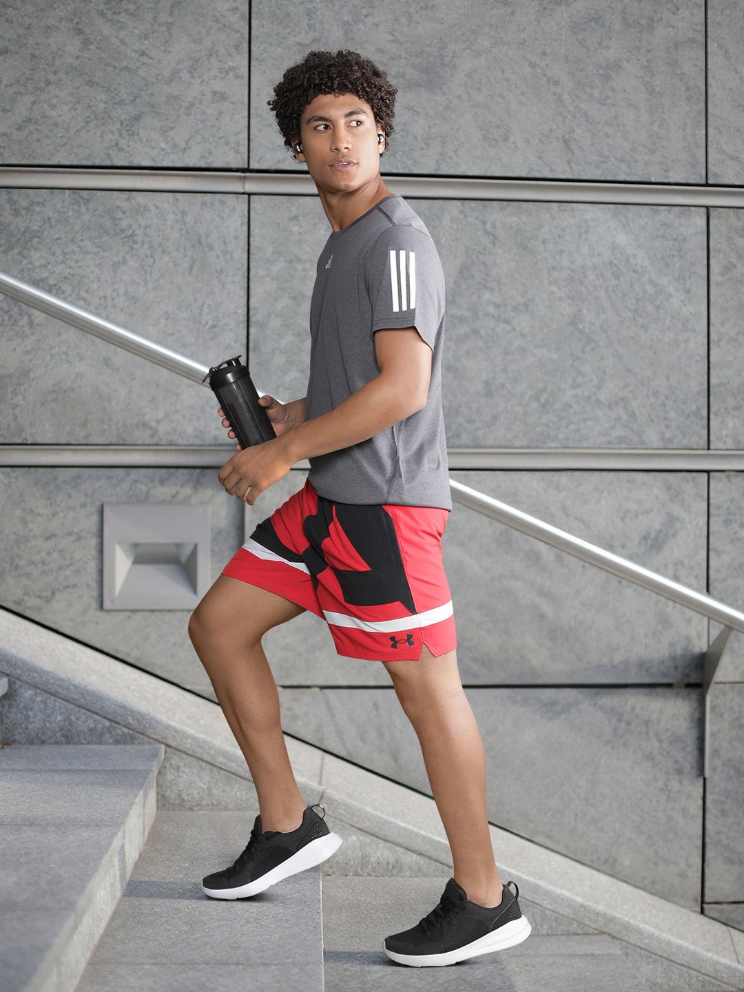 UNDER ARMOUR Men Colourblocked Loose Fit Low-Rise Sports Shorts Technology, Red
UNDER ARMOUR Men Colourblocked Loose Fit Low-Rise Sports Shorts Technology, Red