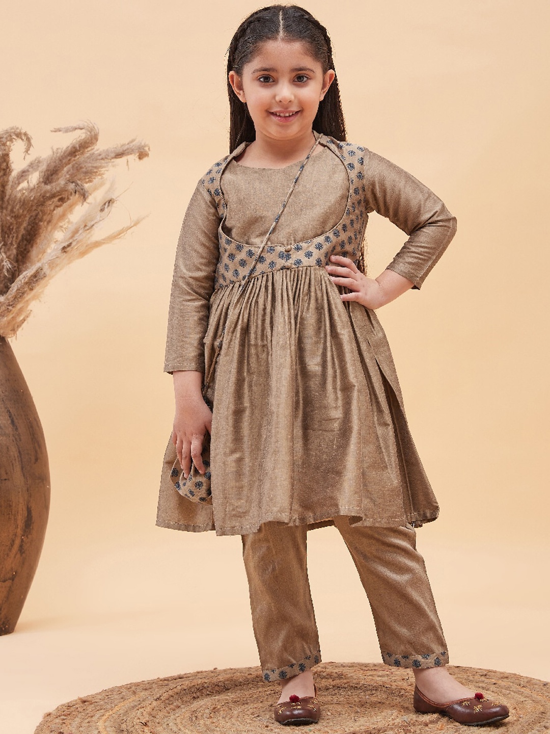 VASTRAMAY Girls Floral Printed Pleated Anarkali Kurta with Trousers & Potli Bag, Camel brown
VASTRAMAY Girls Floral Printed Pleated Anarkali Kurta with Trousers & Potli Bag, Camel brown