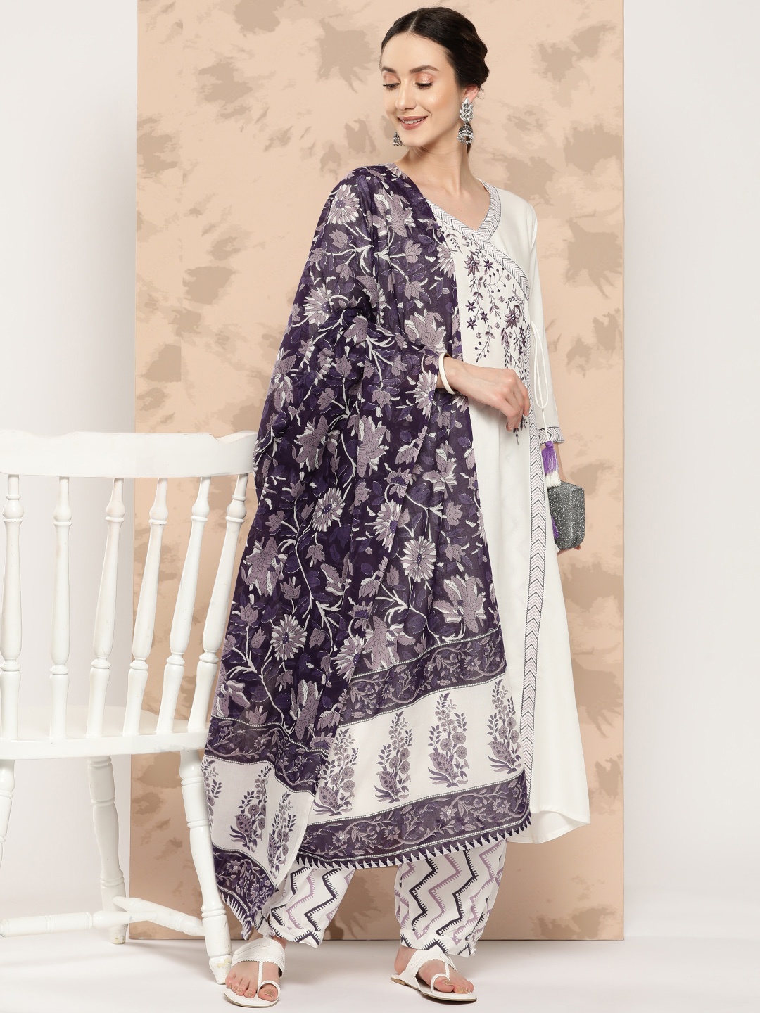 Yufta Women Purple Embroidered Angrakha Thread Work Kurta with Salwar & With Dupatta
Yufta Women Purple Embroidered Angrakha Thread Work Kurta with Salwar & With Dupatta