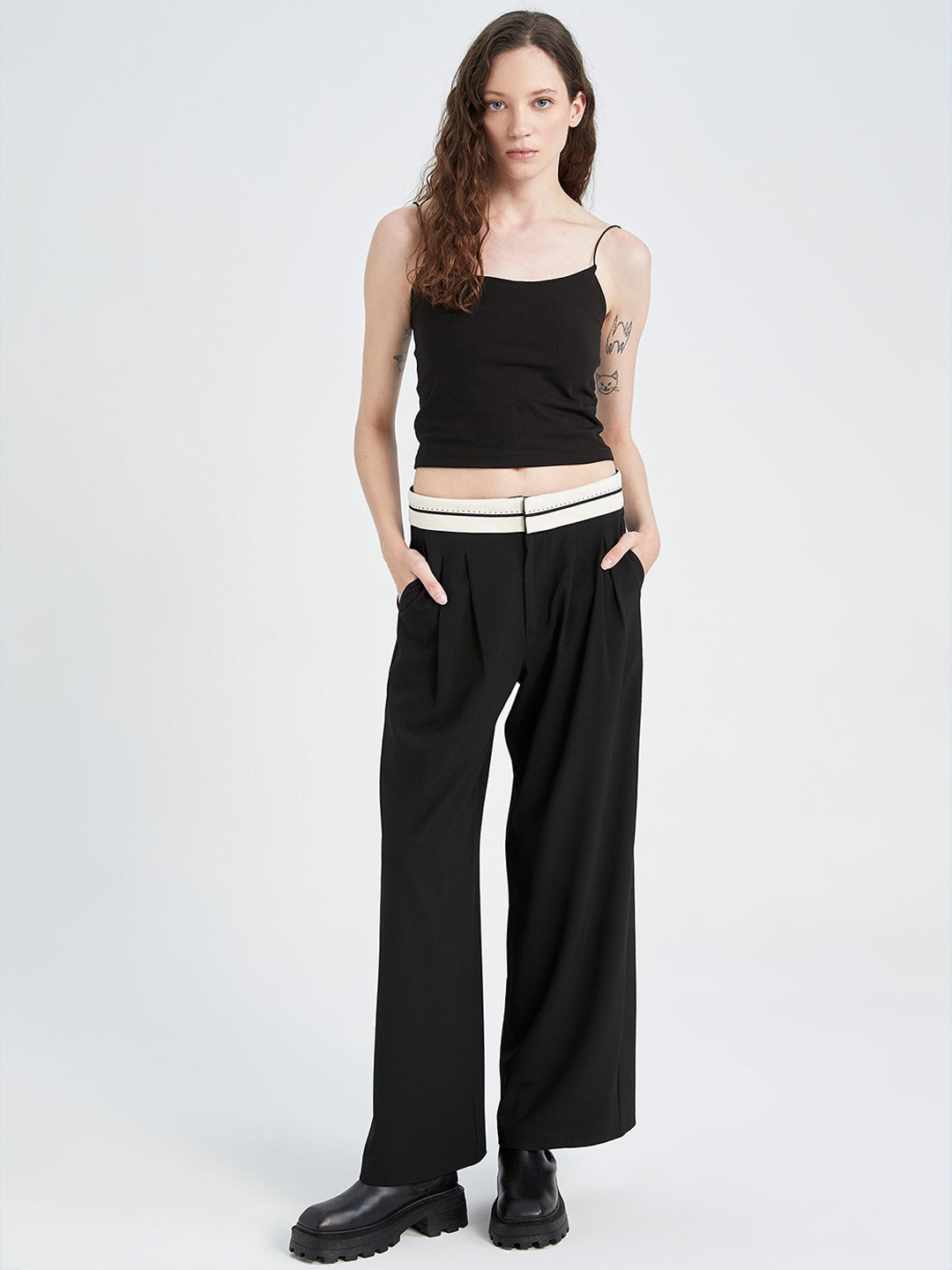 DeFacto Women Mid Rise Pleated Trousers, Black
DeFacto Women Mid Rise Pleated Trousers, Black