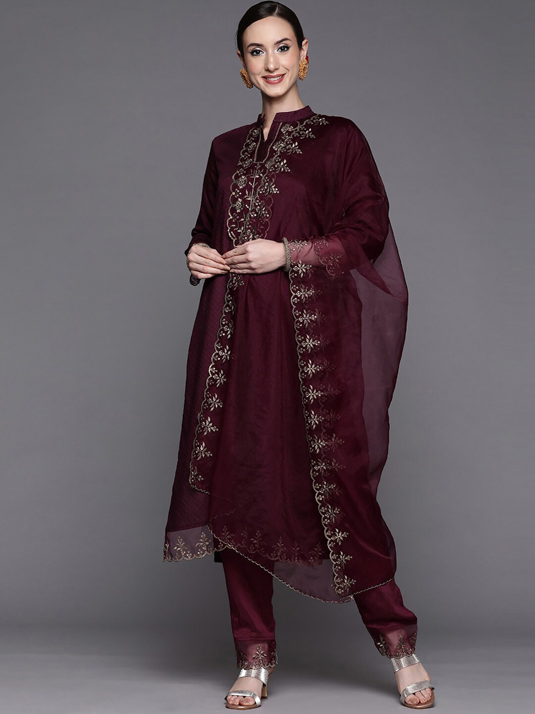 BESUCHER Ethnic Motifs Embroidered Sequinned Kurta with Trousers & Dupatta, Purple
BESUCHER Ethnic Motifs Embroidered Sequinned Kurta with Trousers & Dupatta, Purple