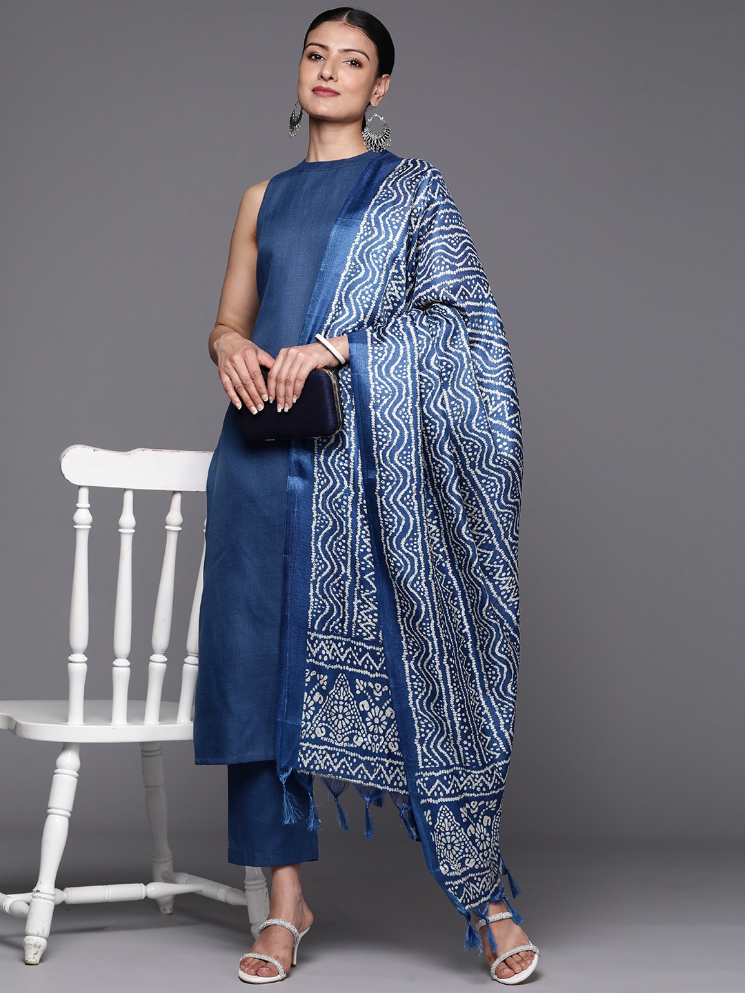Varanga Blue Sleeveless Halter Neck Straight Kurta with Trouser & Bandhani Printed Dupatta
Varanga Blue Sleeveless Halter Neck Straight Kurta with Trouser & Bandhani Printed Dupatta