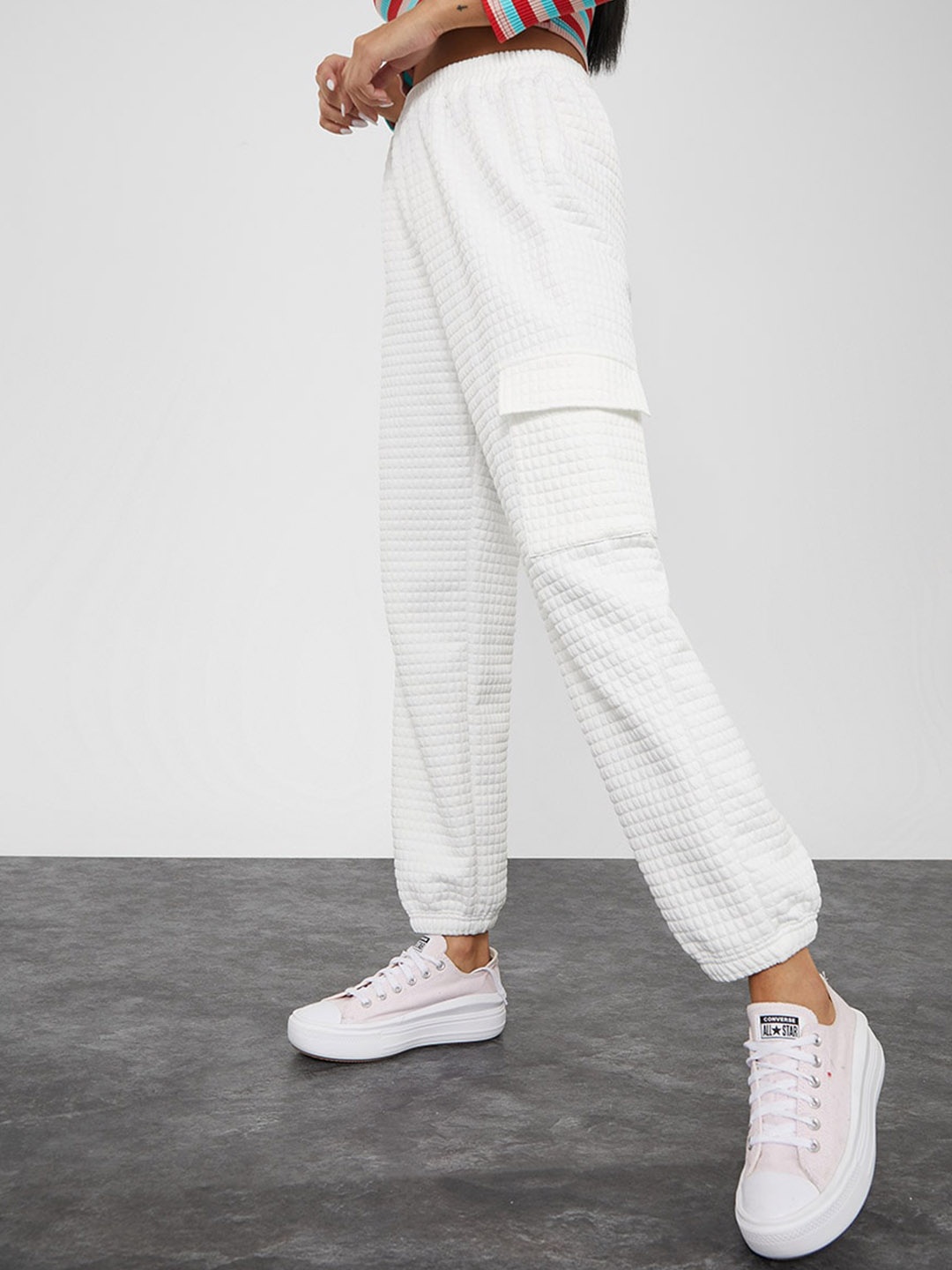 Styli Women Textured Self Design Relaxed Fit Mid-Rise Waffle Knitted Cargo Style Joggers, White
Styli Women Textured Self Design Relaxed Fit Mid-Rise Waffle Knitted Cargo Style Joggers, White
