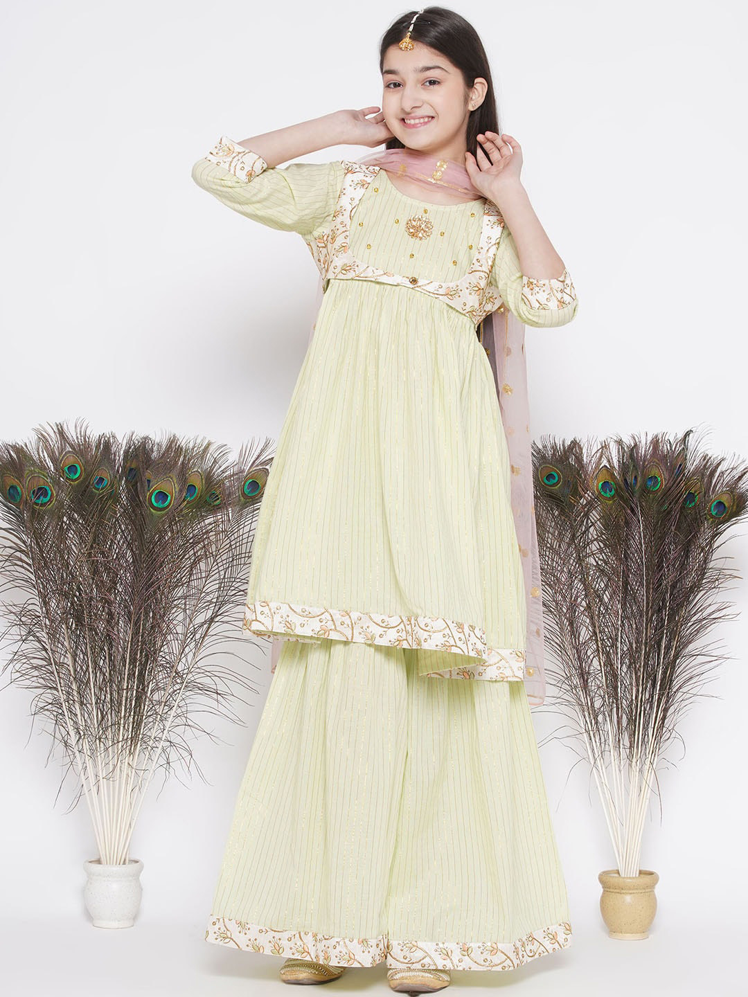 Little Bansi Girls Green Floral Embroidered Pleated Pure Cotton Kurta with Sharara & With Dupatta
Little Bansi Girls Green Floral Embroidered Pleated Pure Cotton Kurta with Sharara & With Dupatta