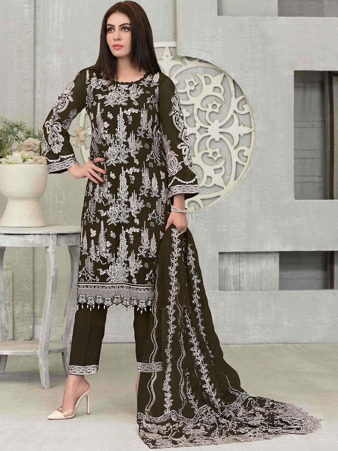 ODETTE Women Green Floral Embroidered Thread Work Kurta with Trousers & With Dupatta
ODETTE Women Green Floral Embroidered Thread Work Kurta with Trousers & With Dupatta