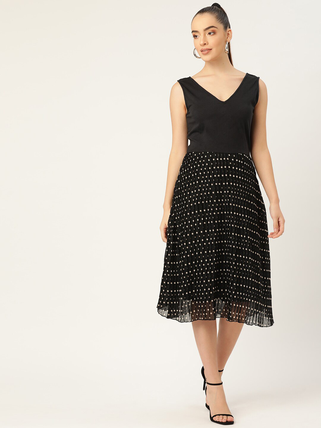DODO & MOA Polka Dots V-Neck Pleated Midi Dress, Black
DODO & MOA Polka Dots V-Neck Pleated Midi Dress, Black
