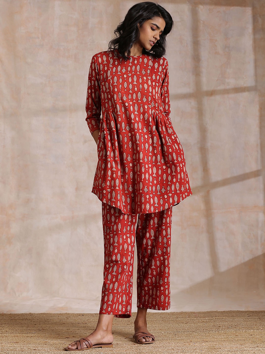 trueBrowns Women Bagru Fish Motif Printed Pure Cotton Tunic With Trousers Co-Ords, Red
trueBrowns Women Bagru Fish Motif Printed Pure Cotton Tunic With Trousers Co-Ords, Red