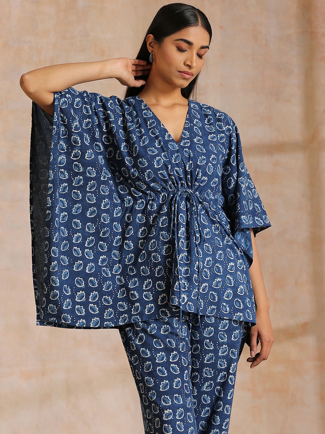trueBrowns Dabu Floral Printed V-Neck Pure Cotton Kaftan Top With Trousers, Navy blue
trueBrowns Dabu Floral Printed V-Neck Pure Cotton Kaftan Top With Trousers, Navy blue