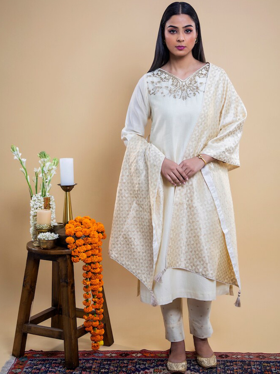 SMRITI GUPTA Women Cream-Coloured Floral Yoke Design Thread Work Chanderi Silk Chanderi Silk Kurta
SMRITI GUPTA Women Cream-Coloured Floral Yoke Design Thread Work Chanderi Silk Chanderi Silk Kurta