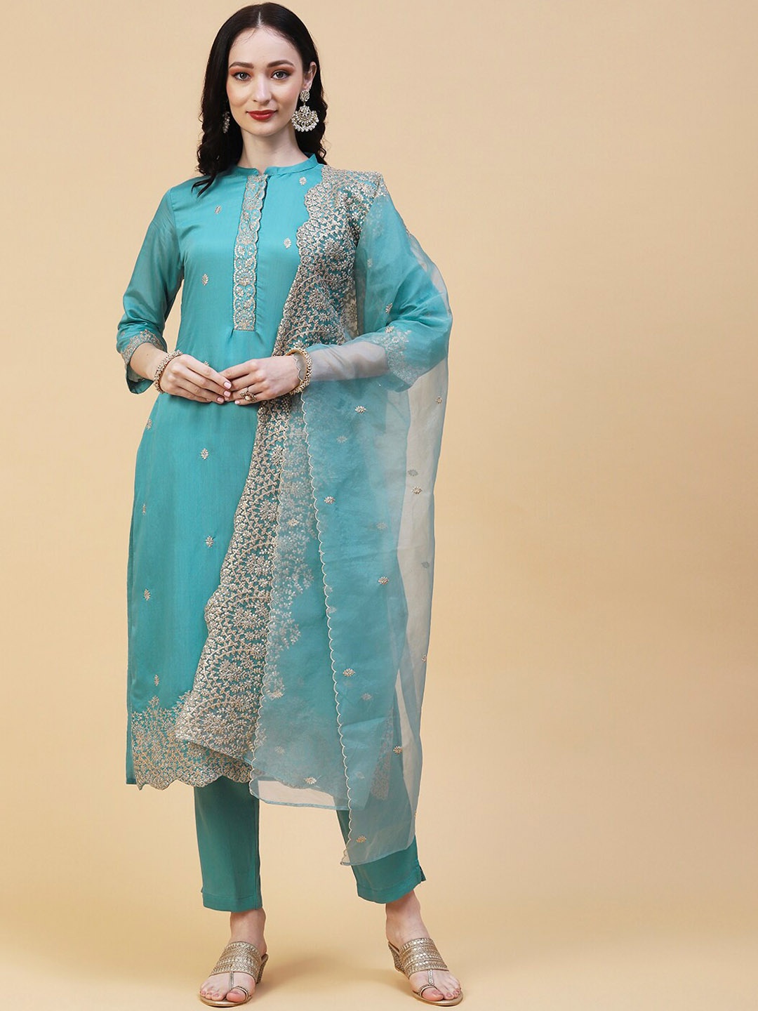 FASHOR Ethnic Motifs Embroidered Mandarin Collar Sequinned Kurta With Trousers & Dupatta, Teal
FASHOR Ethnic Motifs Embroidered Mandarin Collar Sequinned Kurta With Trousers & Dupatta, Teal