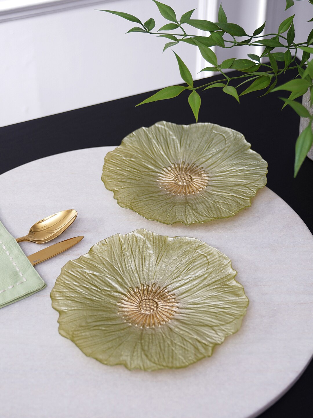 Pure Home and Living Green & Gold Toned 2 Pieces Floral Shape Textured Glass Plates
Pure Home and Living Green & Gold Toned 2 Pieces Floral Shape Textured Glass Plates