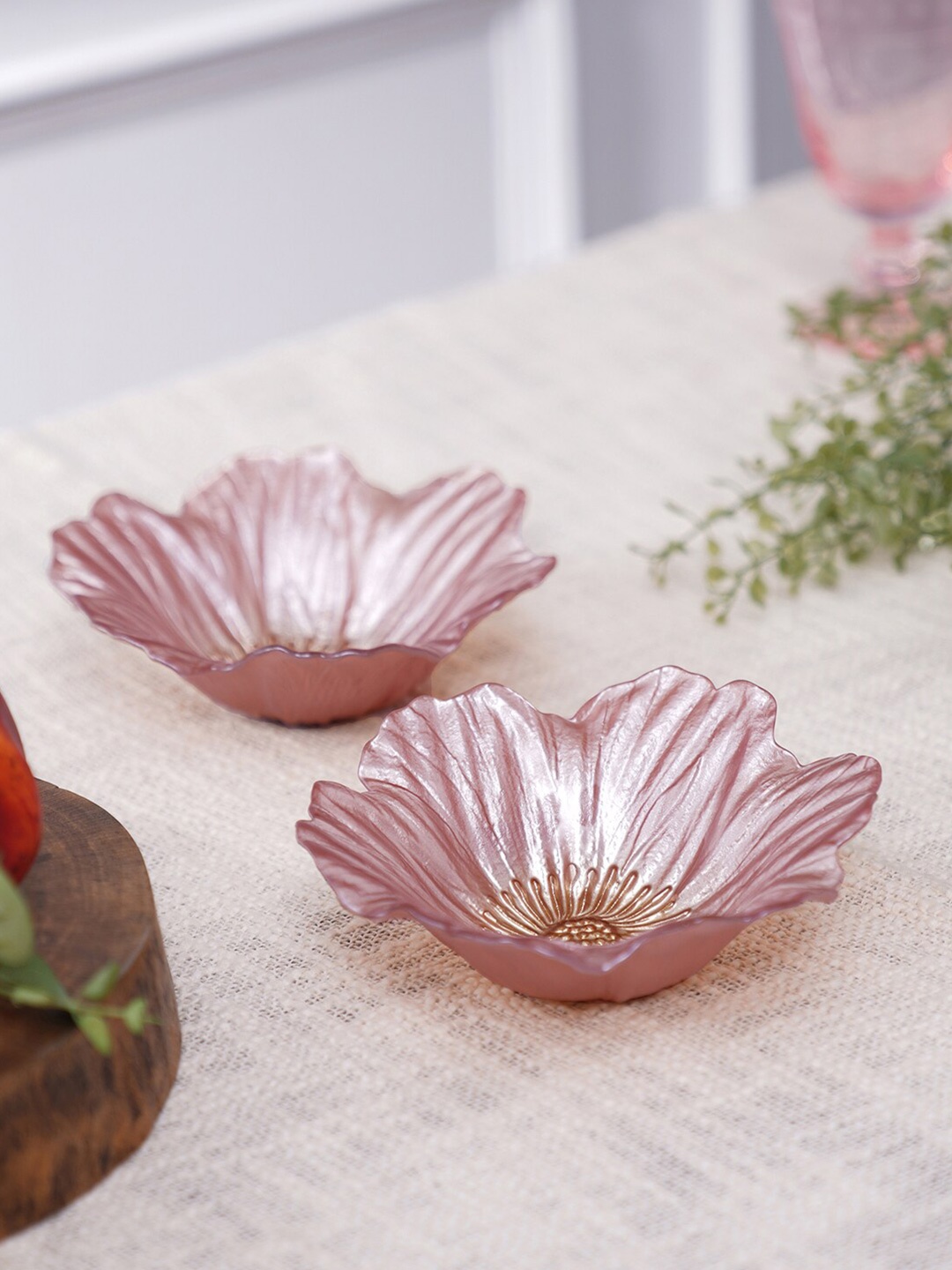 Pure Home and Living Pink & Gold-Toned 2 Pieces Floral Shape Textured Small Glass Bowls
Pure Home and Living Pink & Gold-Toned 2 Pieces Floral Shape Textured Small Glass Bowls