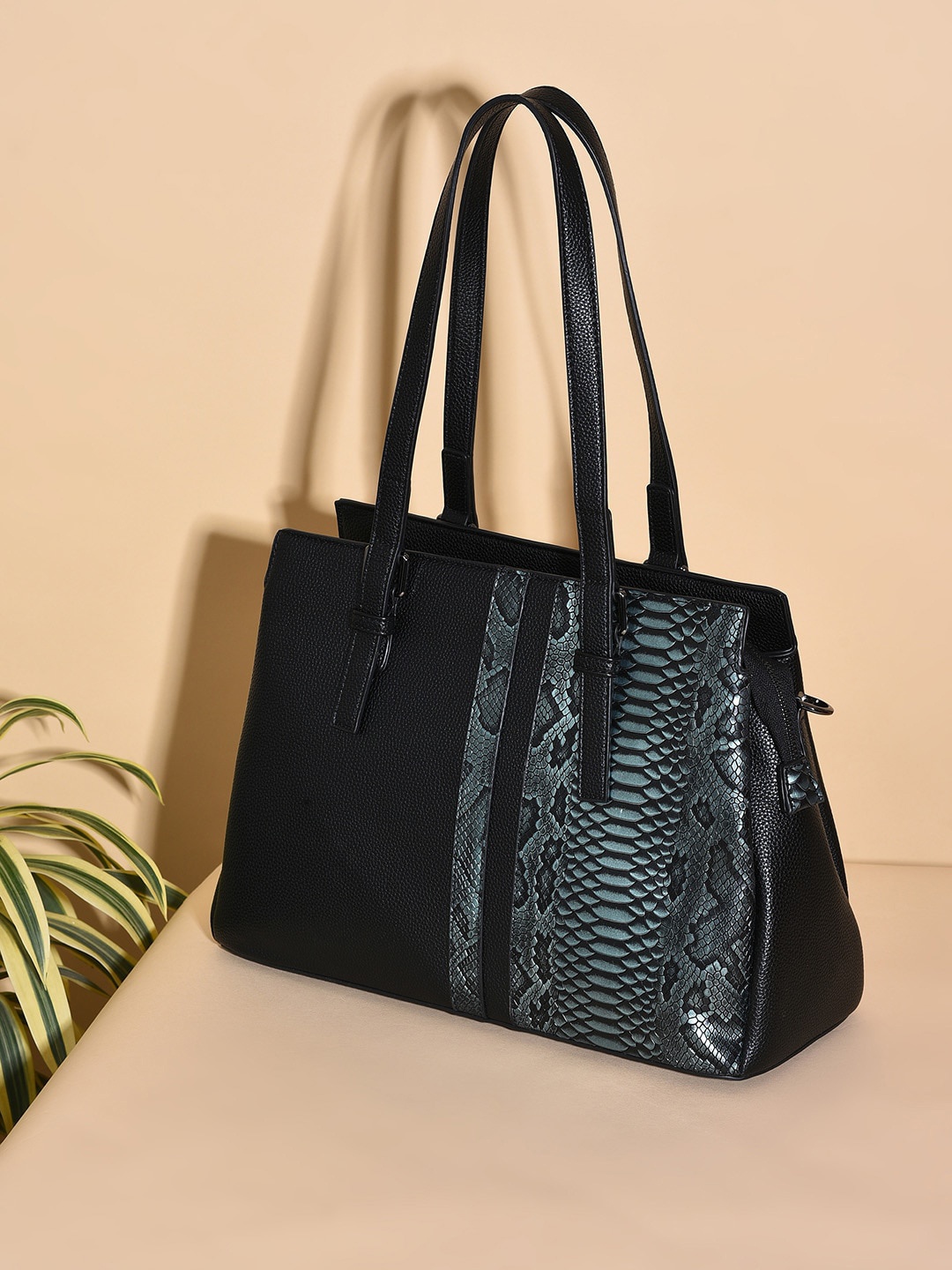 HAUTE SAUCE by Campus Sutra Textured PU Water Resistant Structured Shoulder Bag With Zip, Black
HAUTE SAUCE by Campus Sutra Textured PU Water Resistant Structured Shoulder Bag With Zip, Black