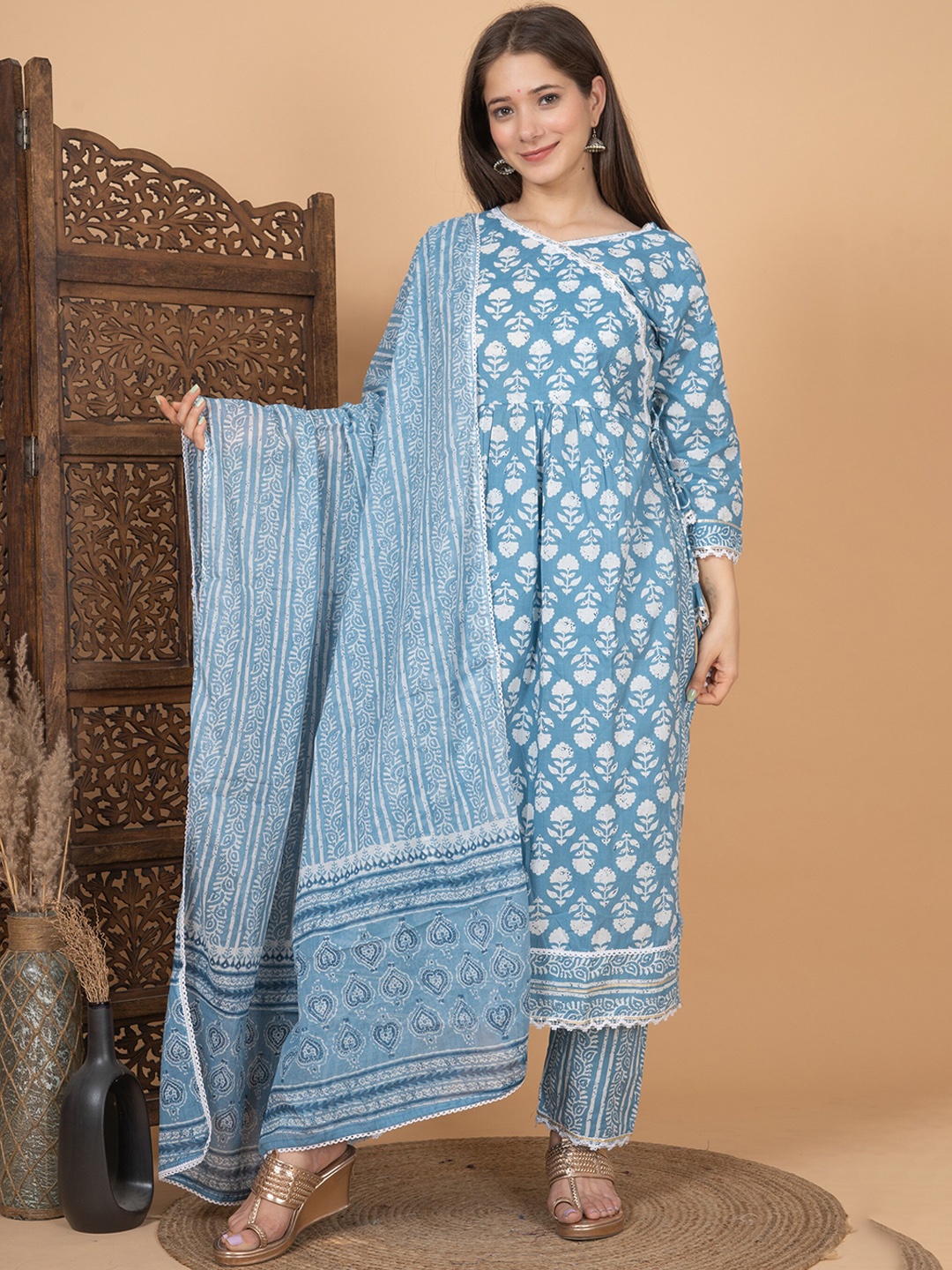SINGNI Floral Printed Gotta Patti Angrakha Pure Cotton Kurta with Trousers & Dupatta, Turquoise blue
SINGNI Floral Printed Gotta Patti Angrakha Pure Cotton Kurta with Trousers & Dupatta, Turquoise blue