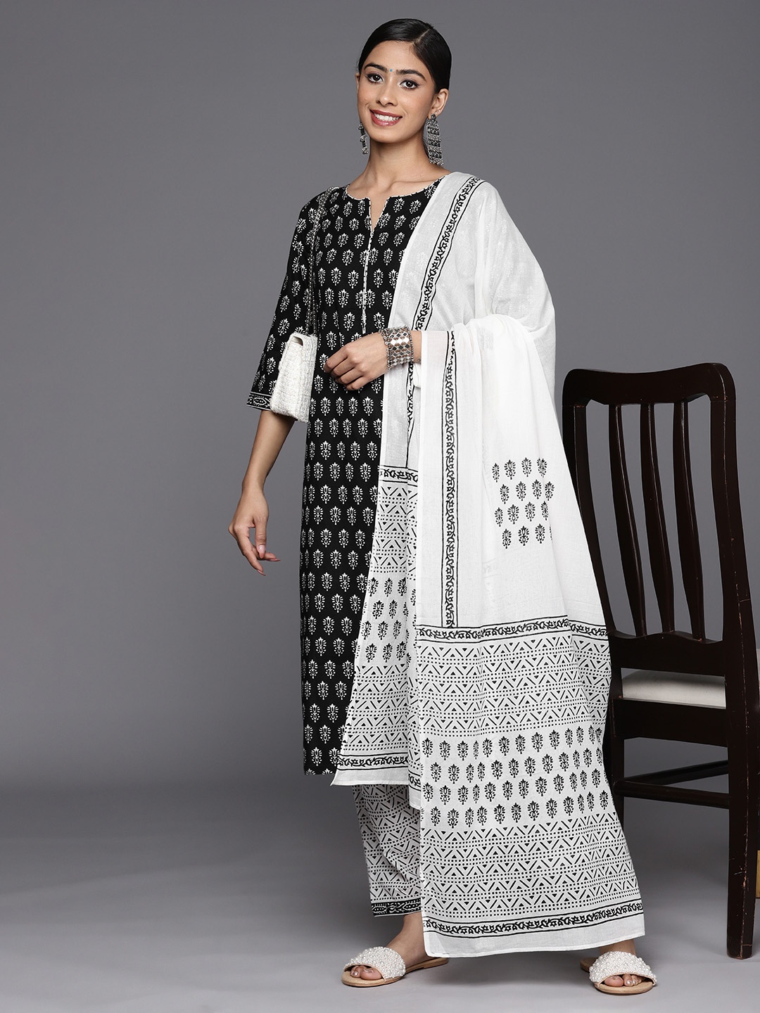 Libas Ethnic Motifs Printed Regular Pure Cotton Kurta with Salwar & With Dupatta, Black
Libas Ethnic Motifs Printed Regular Pure Cotton Kurta with Salwar & With Dupatta, Black