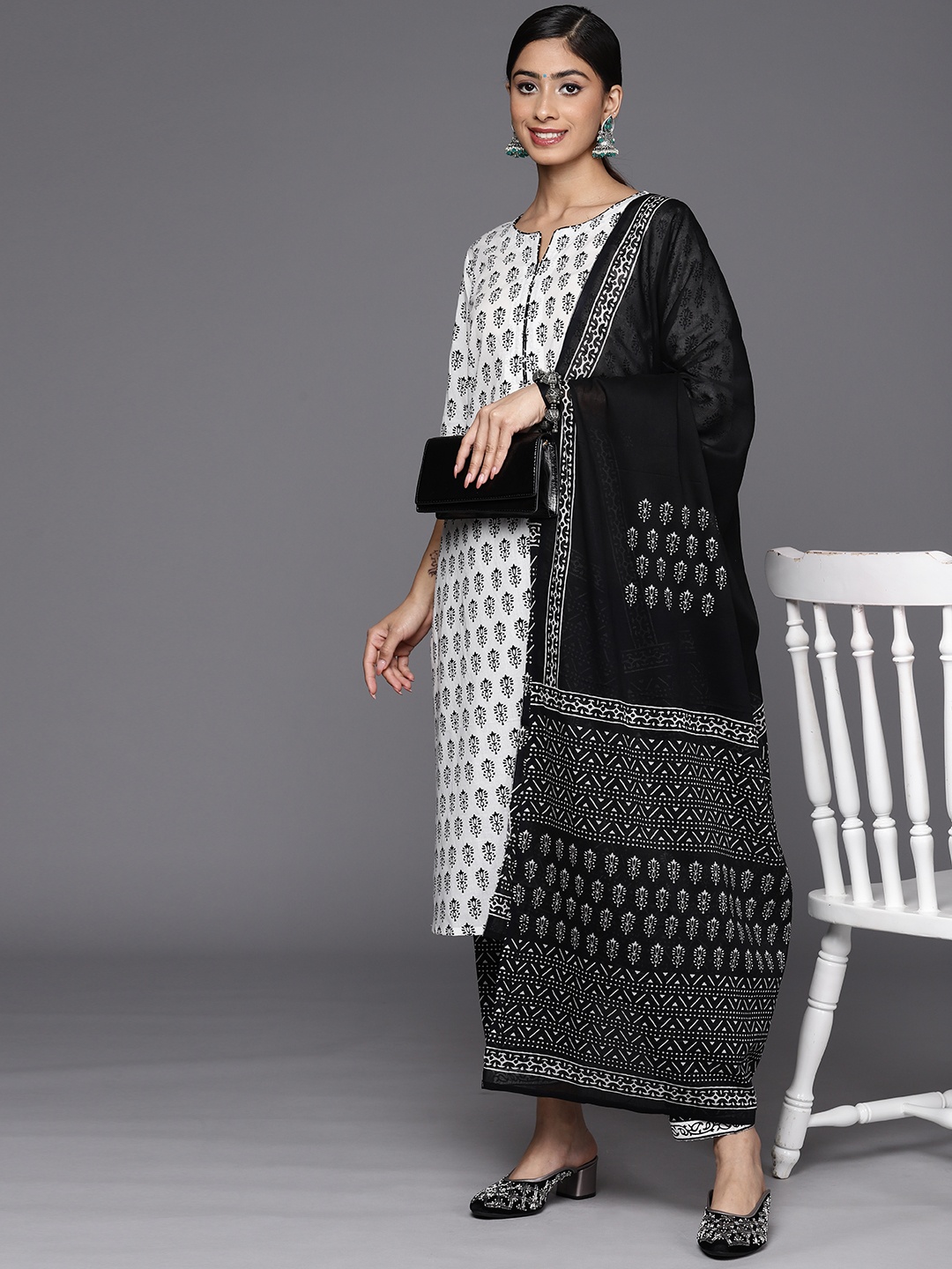 Libas Ethnic Motifs Printed Regular Pure Cotton Kurta with Salwar & With Dupatta, White
Libas Ethnic Motifs Printed Regular Pure Cotton Kurta with Salwar & With Dupatta, White