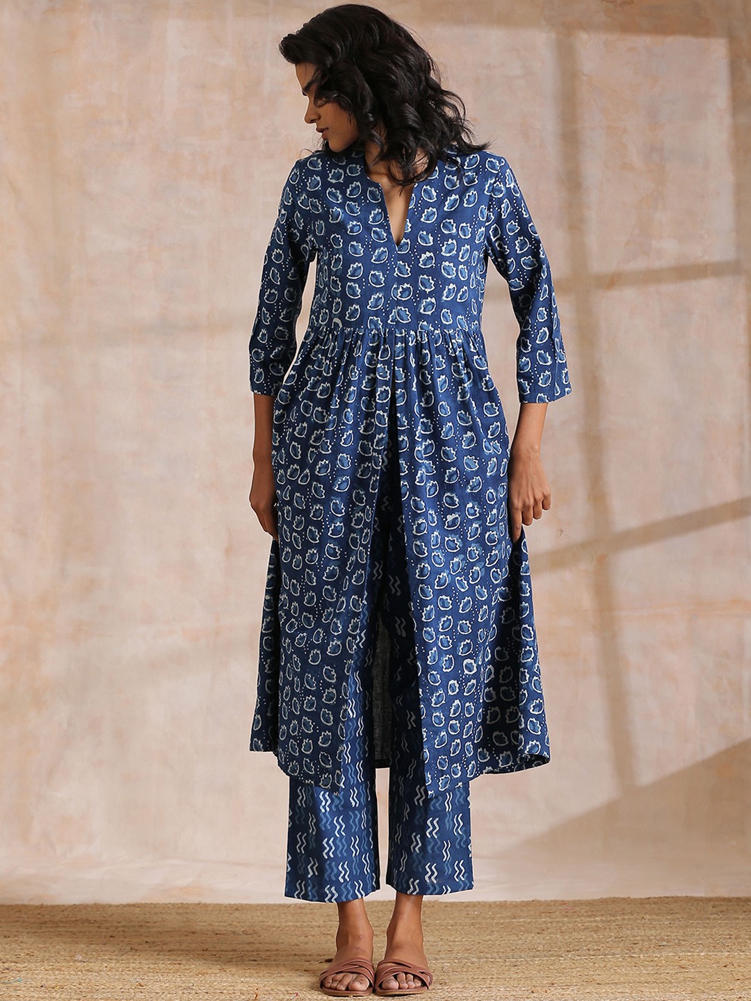 trueBrowns Ethnic Motifs Printed High Slit A-Line Pure Cotton Kurta with Trousers, Blue
trueBrowns Ethnic Motifs Printed High Slit A-Line Pure Cotton Kurta with Trousers, Blue