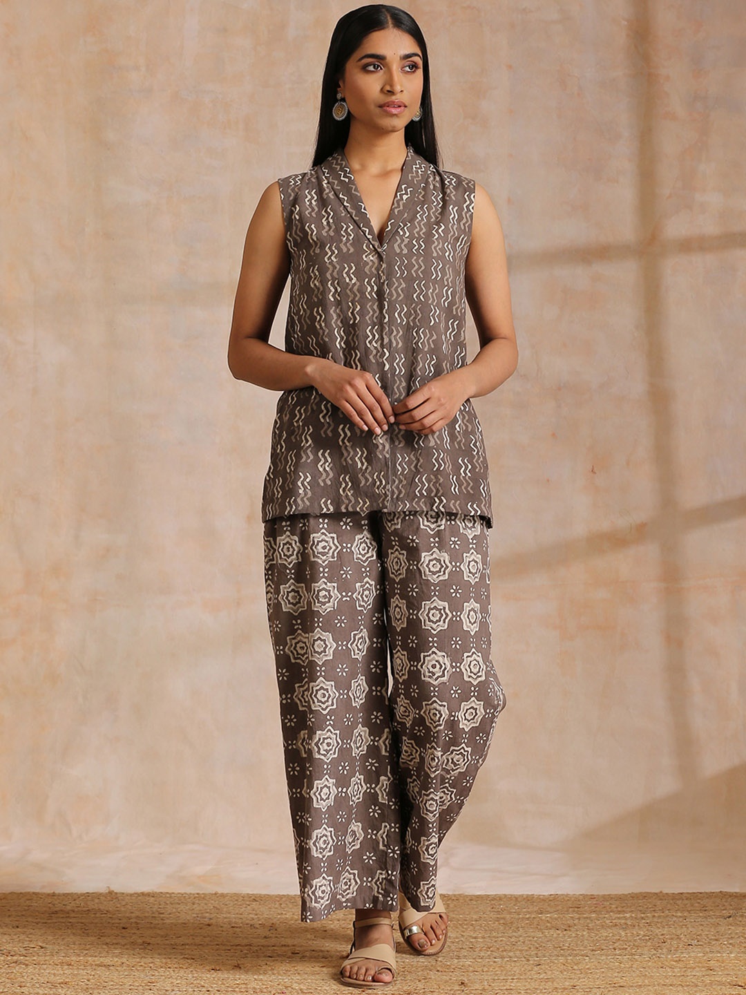 trueBrowns Women Ethnic Motif Printed Sleeveless Pure Cotton Jacket with Trousers, Brown
trueBrowns Women Ethnic Motif Printed Sleeveless Pure Cotton Jacket with Trousers, Brown
