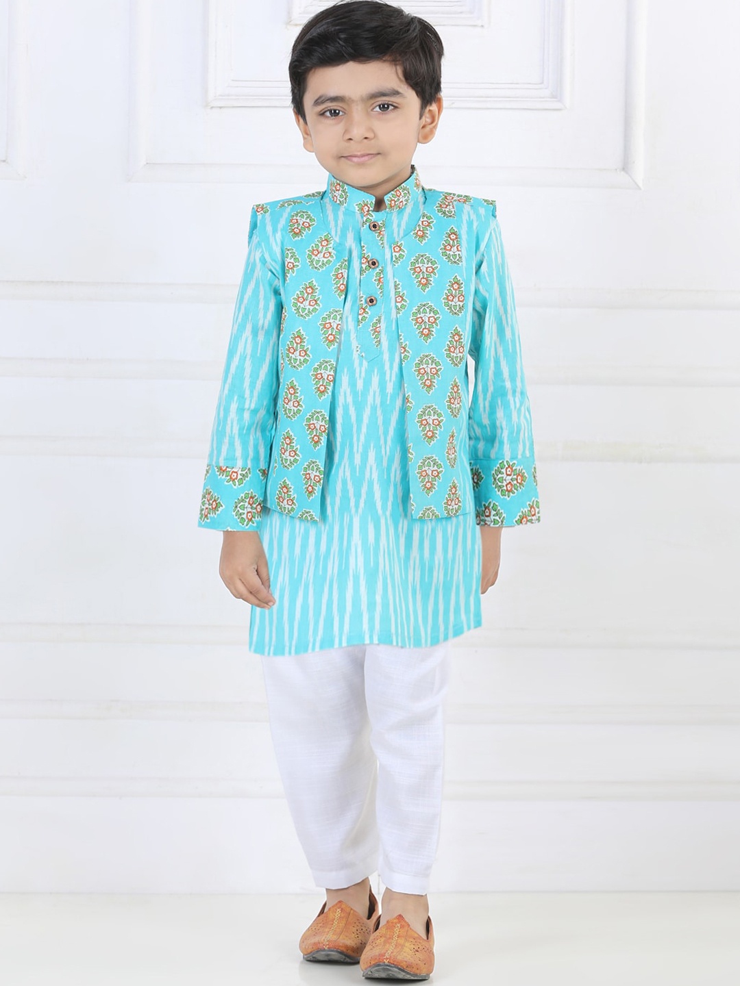 Here&Now X Kinder Kids Boys Chevron Prinetd Pure Cotton Kurta with Pyjamas & Waistcoat, Blue
Here&Now X Kinder Kids Boys Chevron Prinetd Pure Cotton Kurta with Pyjamas & Waistcoat, Blue