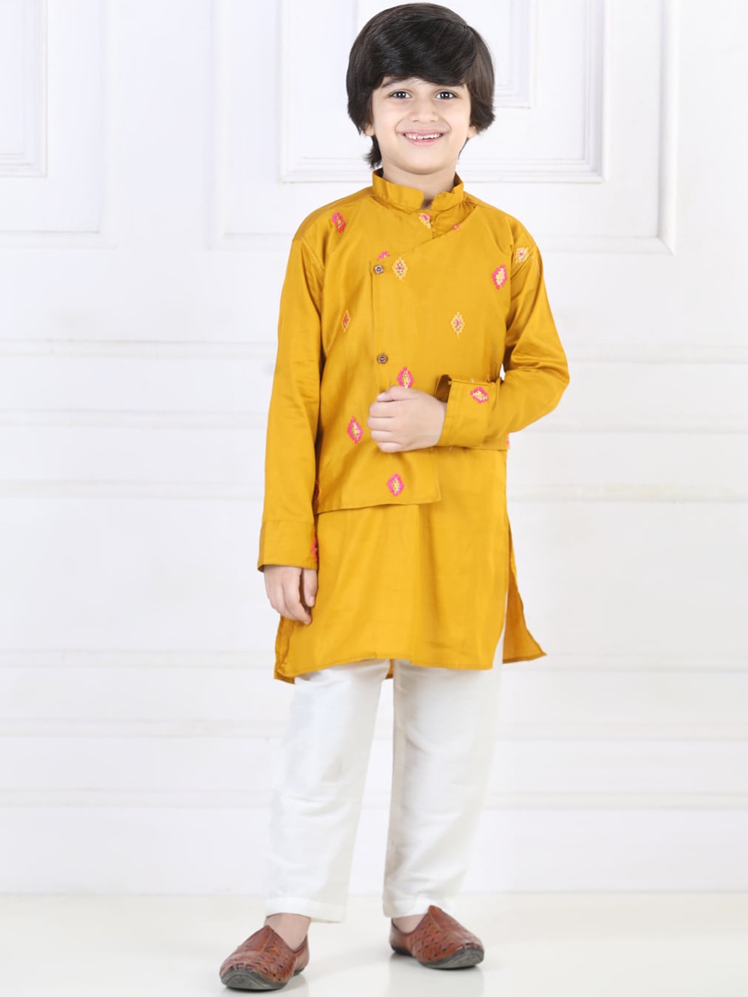 Here&Now X Kinder Kids Boys Embroidered Thread Work Pure Cotton Kurta With Pyjamas & Nehru Jacket, Yellow
Here&Now X Kinder Kids Boys Embroidered Thread Work Pure Cotton Kurta With Pyjamas & Nehru Jacket, Yellow