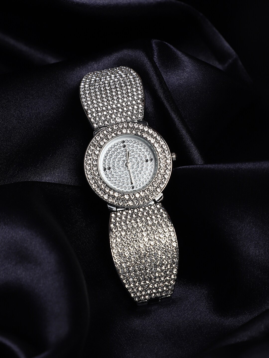 HAUTE SAUCE by Campus Sutra Women Wrap Around Straps Analogue Watch SS23_HSWC1083, Silver
HAUTE SAUCE by Campus Sutra Women Wrap Around Straps Analogue Watch SS23_HSWC1083, Silver