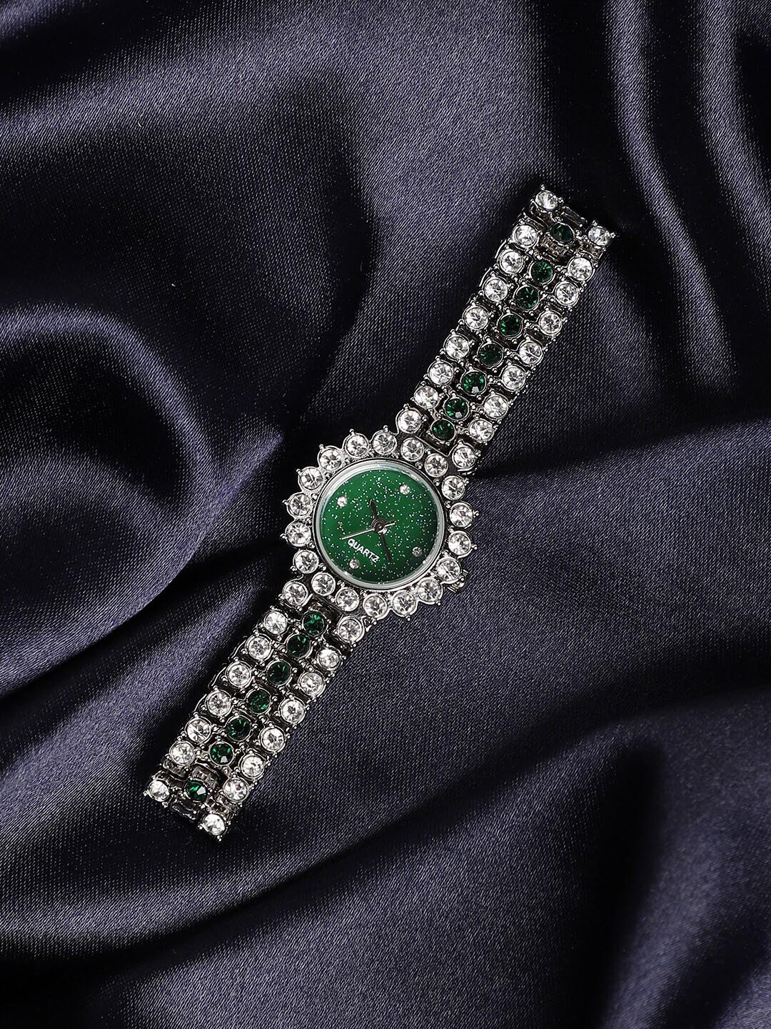 HAUTE SAUCE by Campus Sutra Women Embellished Bracelet Style Analogue Watch SS23_HSWC1119, Green
HAUTE SAUCE by Campus Sutra Women Embellished Bracelet Style Analogue Watch SS23_HSWC1119, Green