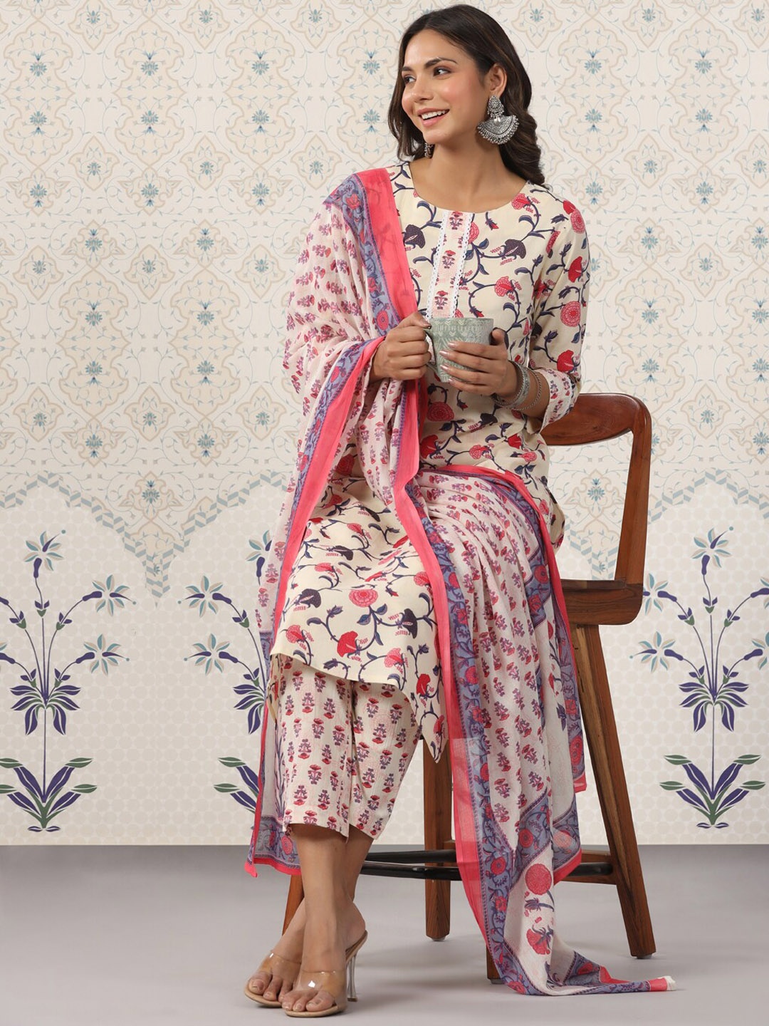 Ode by House of Pataudi Floral Printed Pure Cotton Straight Kurta With Trousers & Dupatta, Off white
Ode by House of Pataudi Floral Printed Pure Cotton Straight Kurta With Trousers & Dupatta, Off white