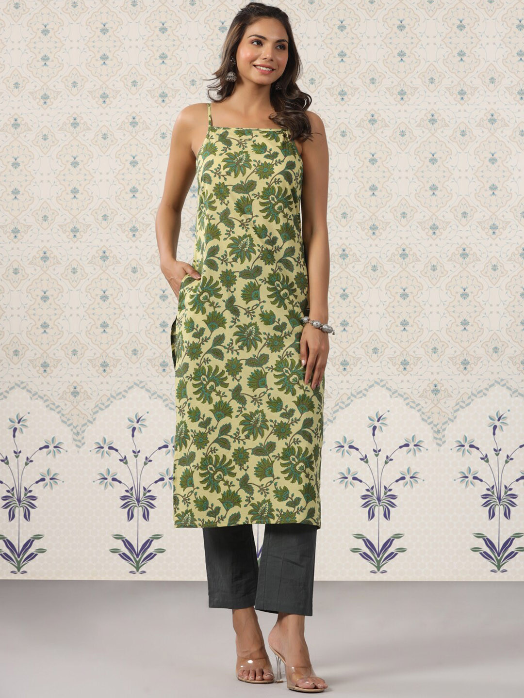 Ode by House of Pataudi Ethnic Motifs Printed Pure Cotton Kurta with Trousers, Green
Ode by House of Pataudi Ethnic Motifs Printed Pure Cotton Kurta with Trousers, Green