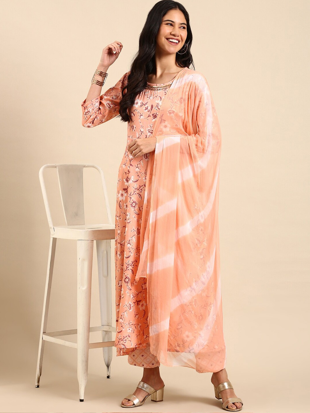 SHOWOFF Floral Printed Beads and Stones Foil A-Line Kurta With Trousers & Dupatta, Peach
SHOWOFF Floral Printed Beads and Stones Foil A-Line Kurta With Trousers & Dupatta, Peach